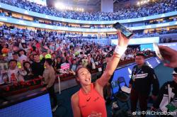 英雄联盟总决赛-场面火爆！网球观众席沸腾不已