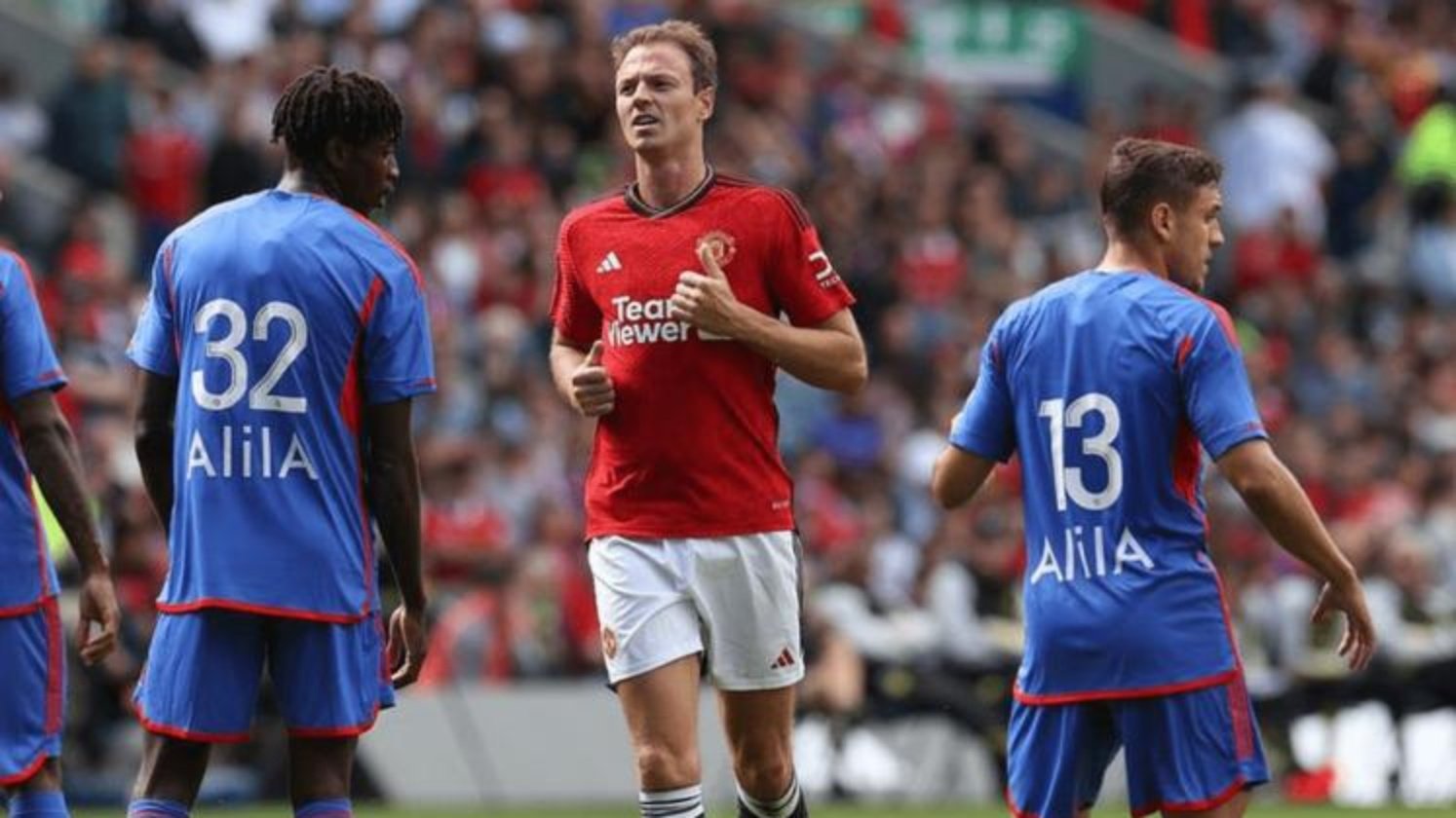 关于曼联主帅就战术调整回应批评，展望球队重建的信息