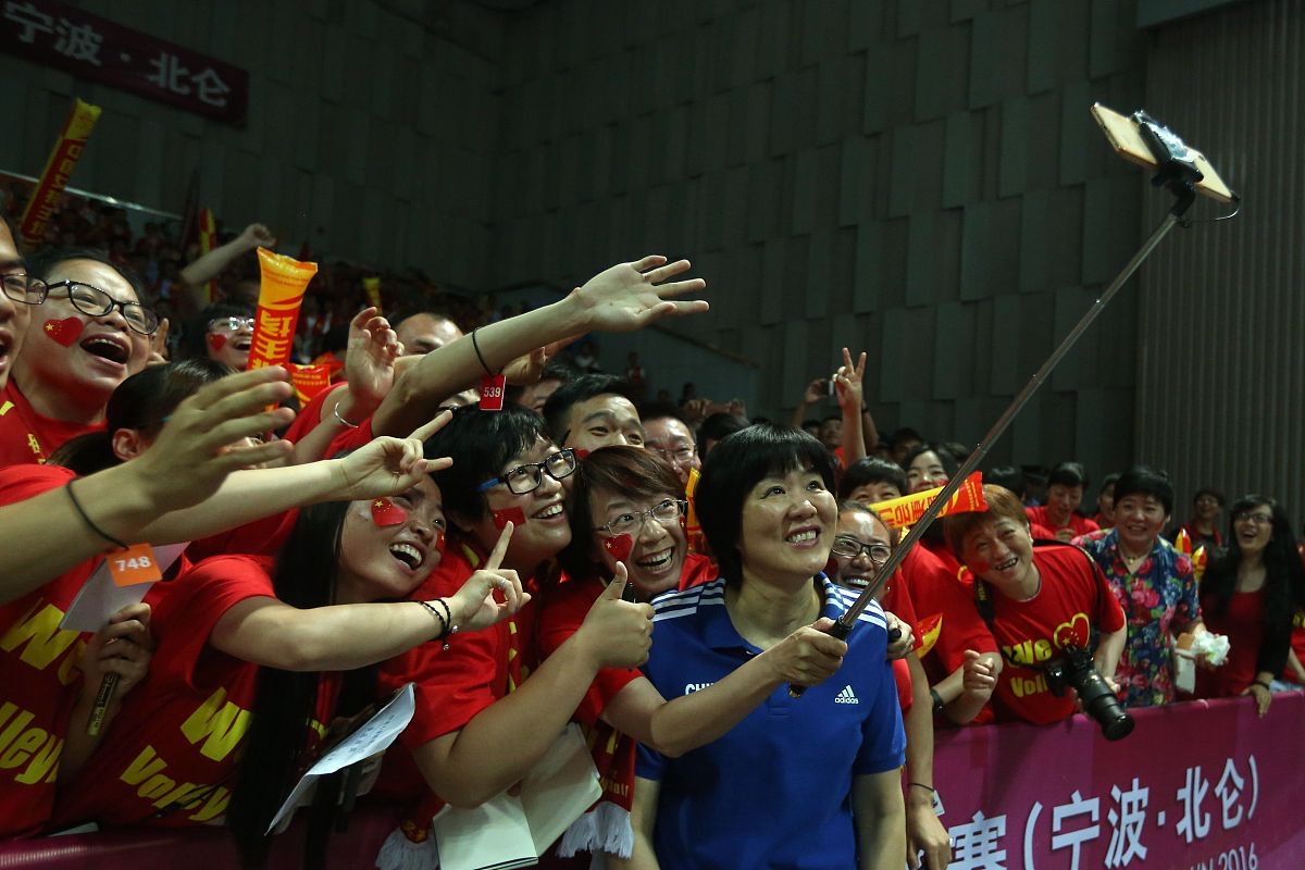 关于精彩纷呈：场内选手竞技激烈场外观众尖叫的信息