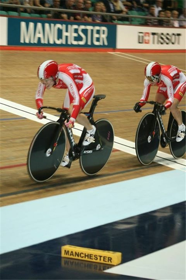 荷兰女子自行车选手创造历史，获得银牌