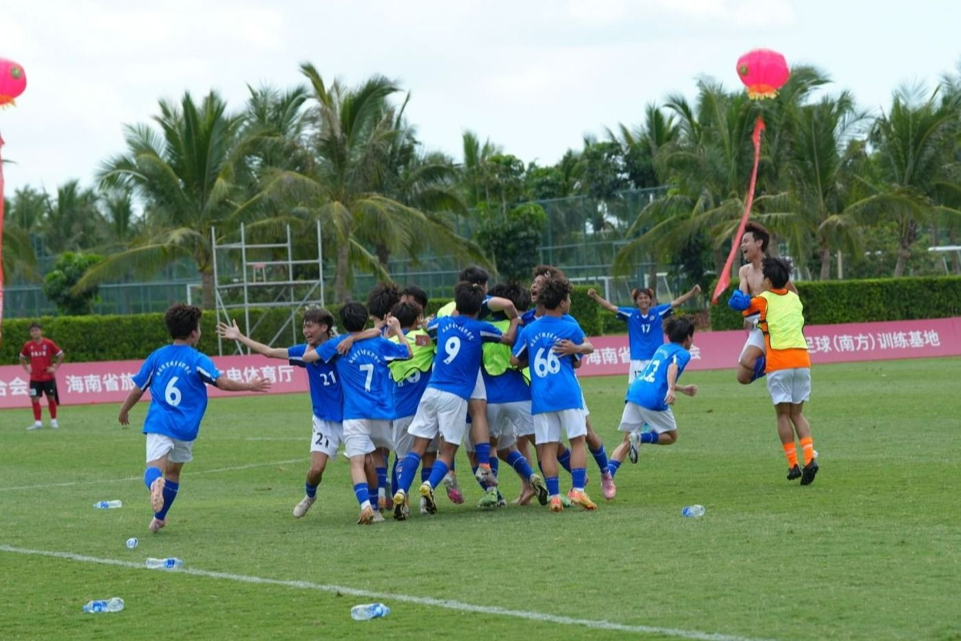 足球大赛争夺激烈，强弱悬殊不再