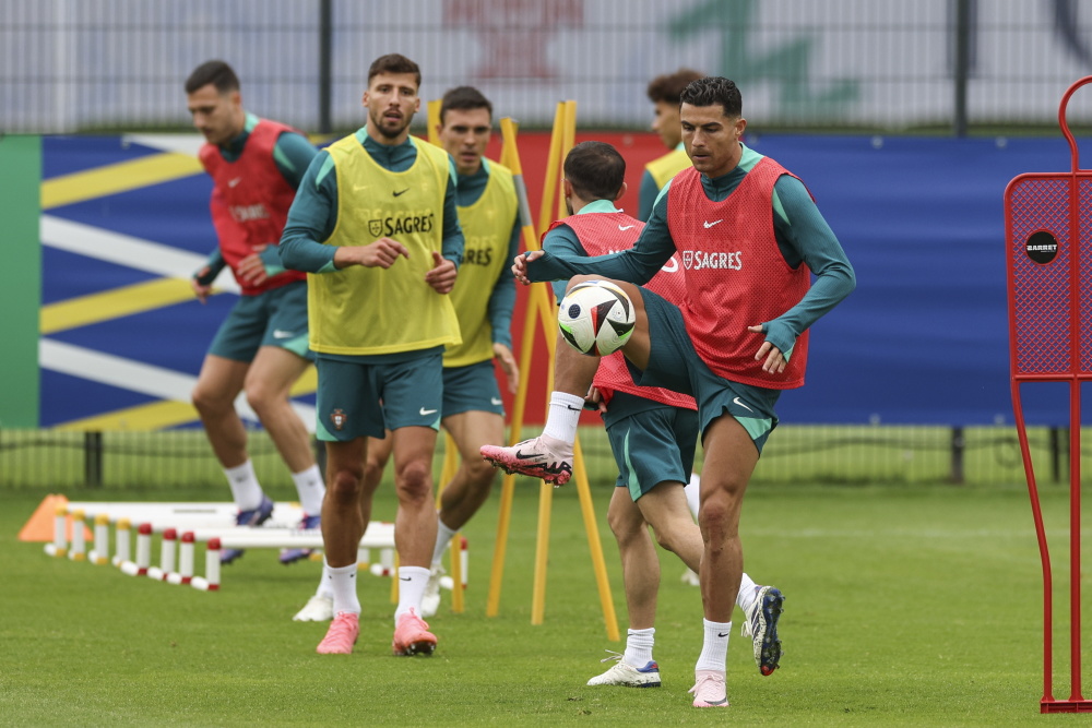 包含巴西球星助阵葡萄牙备战欧洲杯预选赛的词条