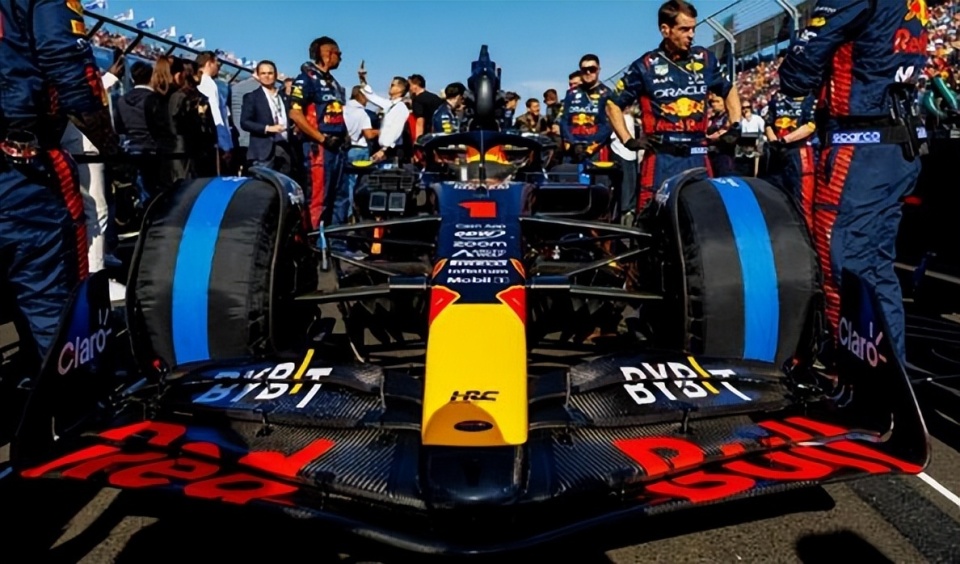 梅赛德斯轻取迈凯伦，佩雷兹刷新纪录