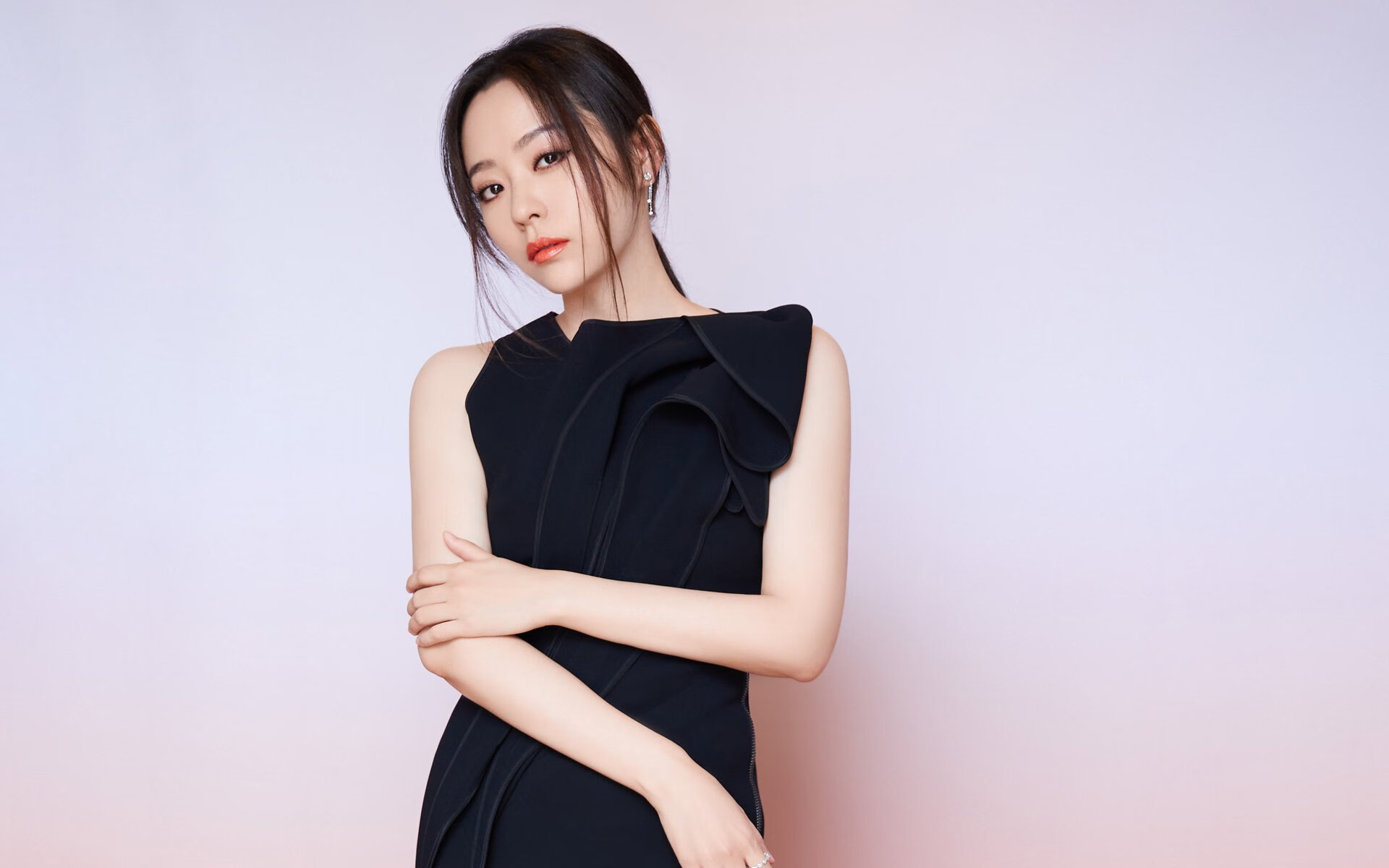神话破灭与童话重生，2026世界杯淘汰赛焦点战，丹麦完胜英格兰，孙兴慜以东方剑客之姿主导比赛